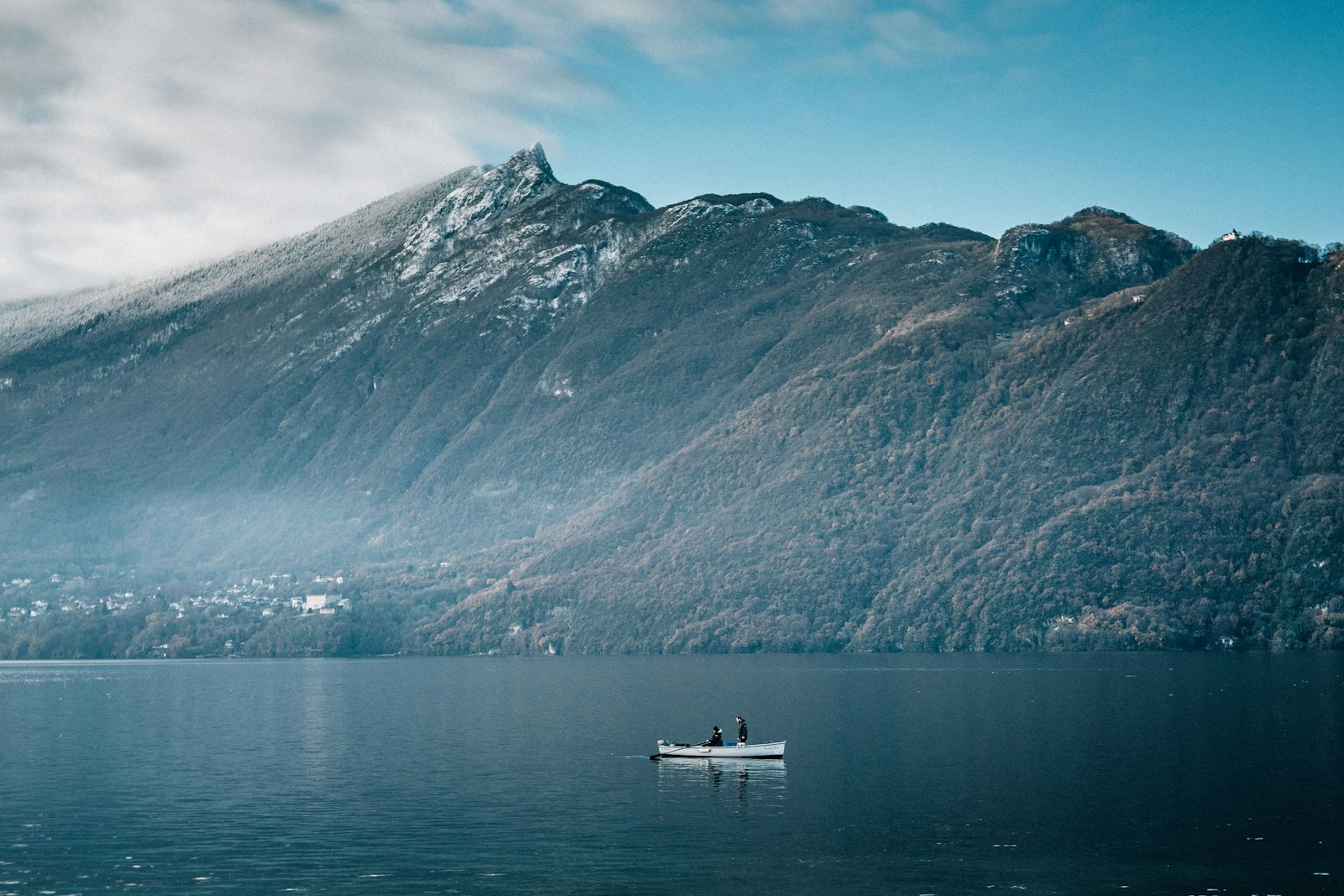Petit bateau sur le lac du Bourget, au pied des montagnes