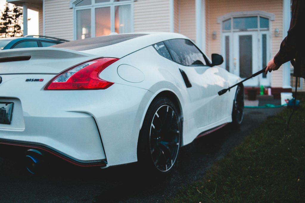 Nettoyage de la carrosserie d’une voiture avec une lance haute pression