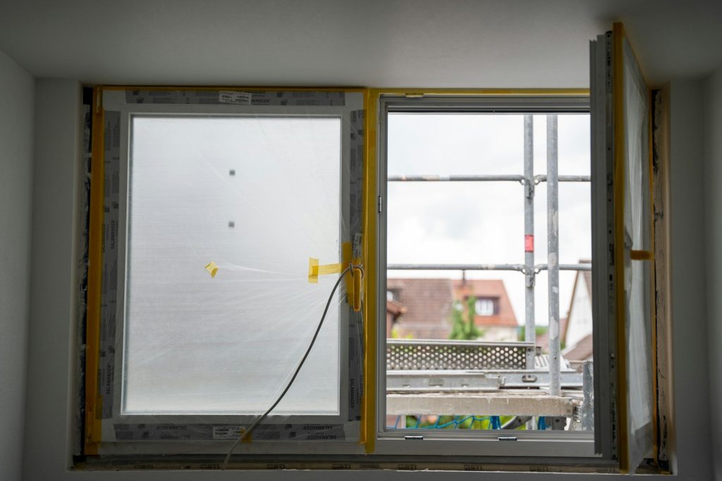 Fenêtre en cours de pose avec isolation visible autour du cadre