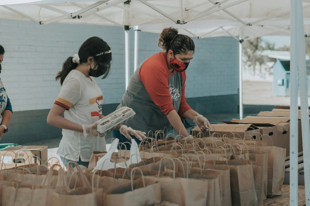 Bénévoles préparant ensemble des sacs de denrées alimentaires