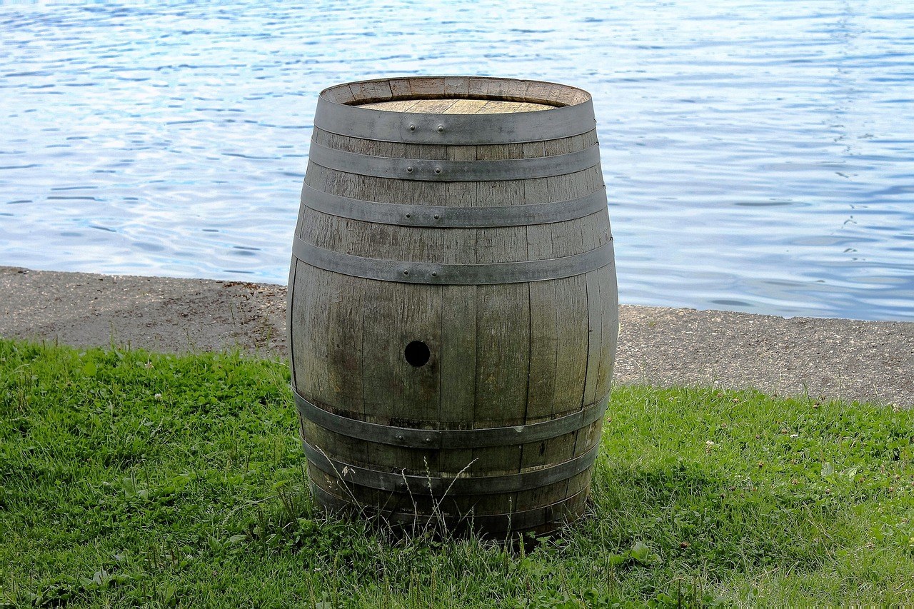 Tonneau de récupération d'eau de pluie dans un jardin