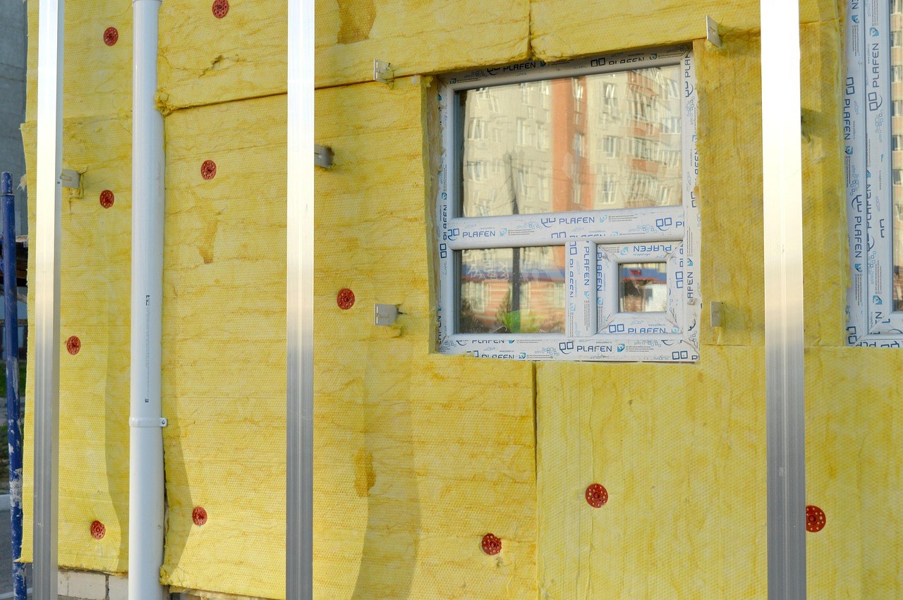 Isolation en laine de verre posée sur une façade de maison