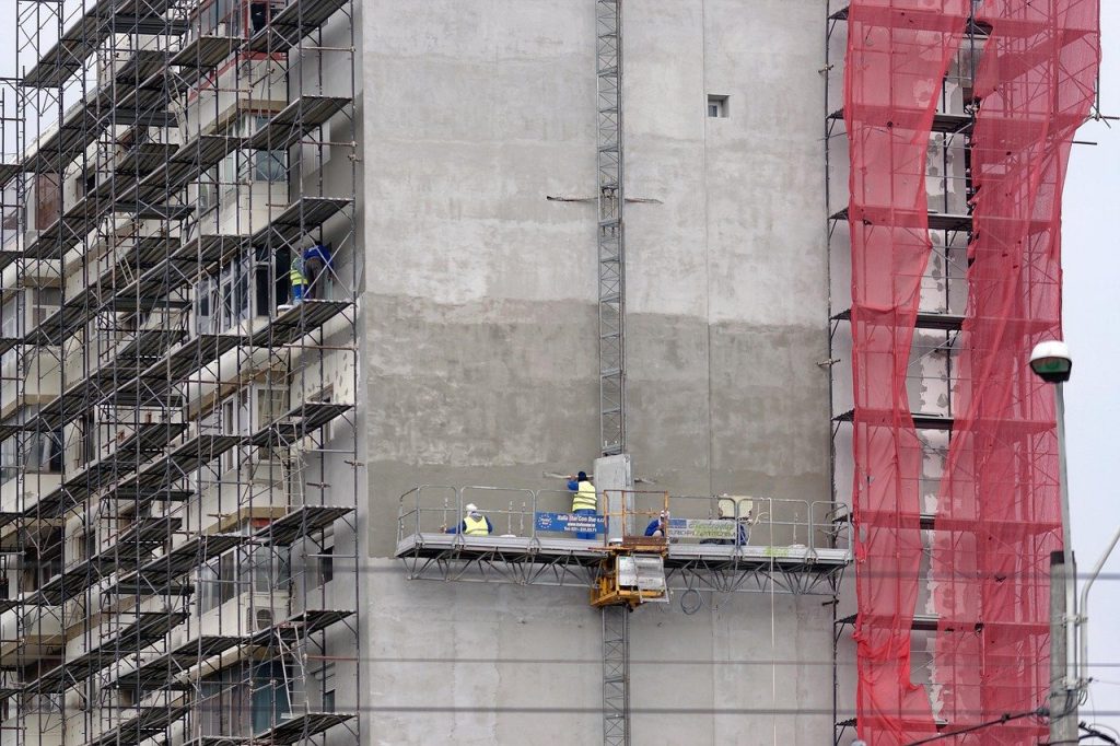 Échafaudage installé contre la façade d'un immeuble en travaux