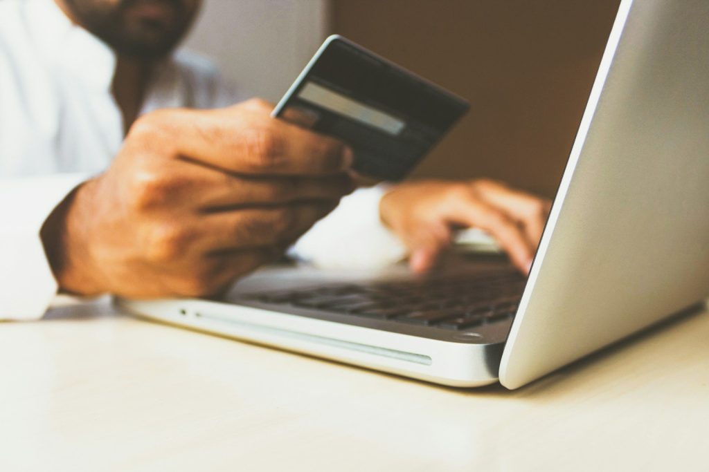 Consultation d'un service en ligne avec une carte bancaire et un ordinateur