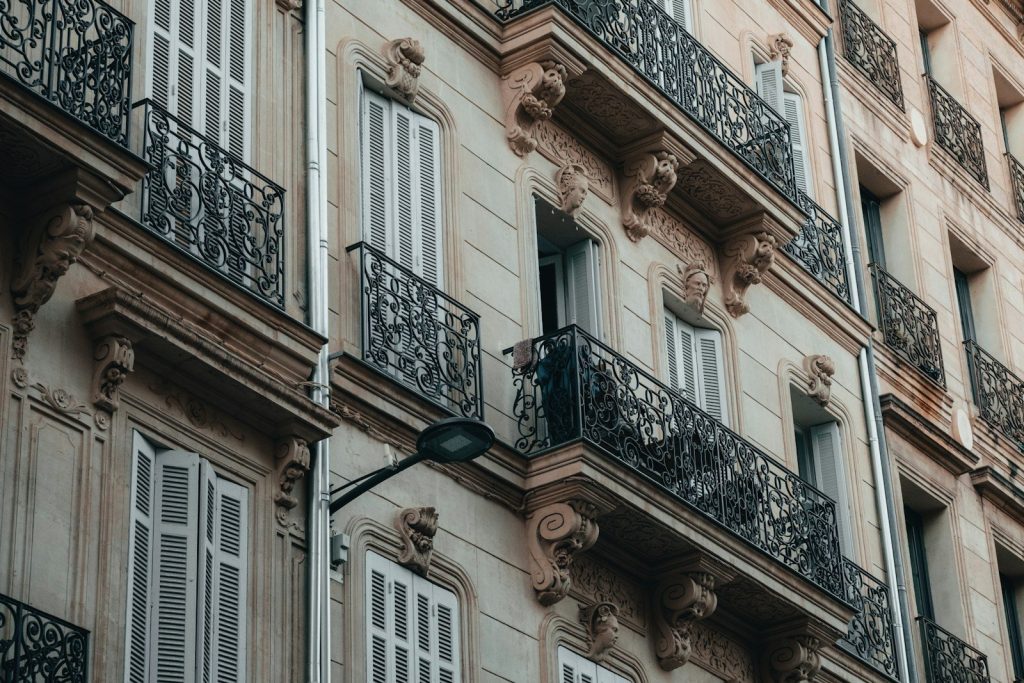 Façade et balcons d'un immeuble ancien d'habitation