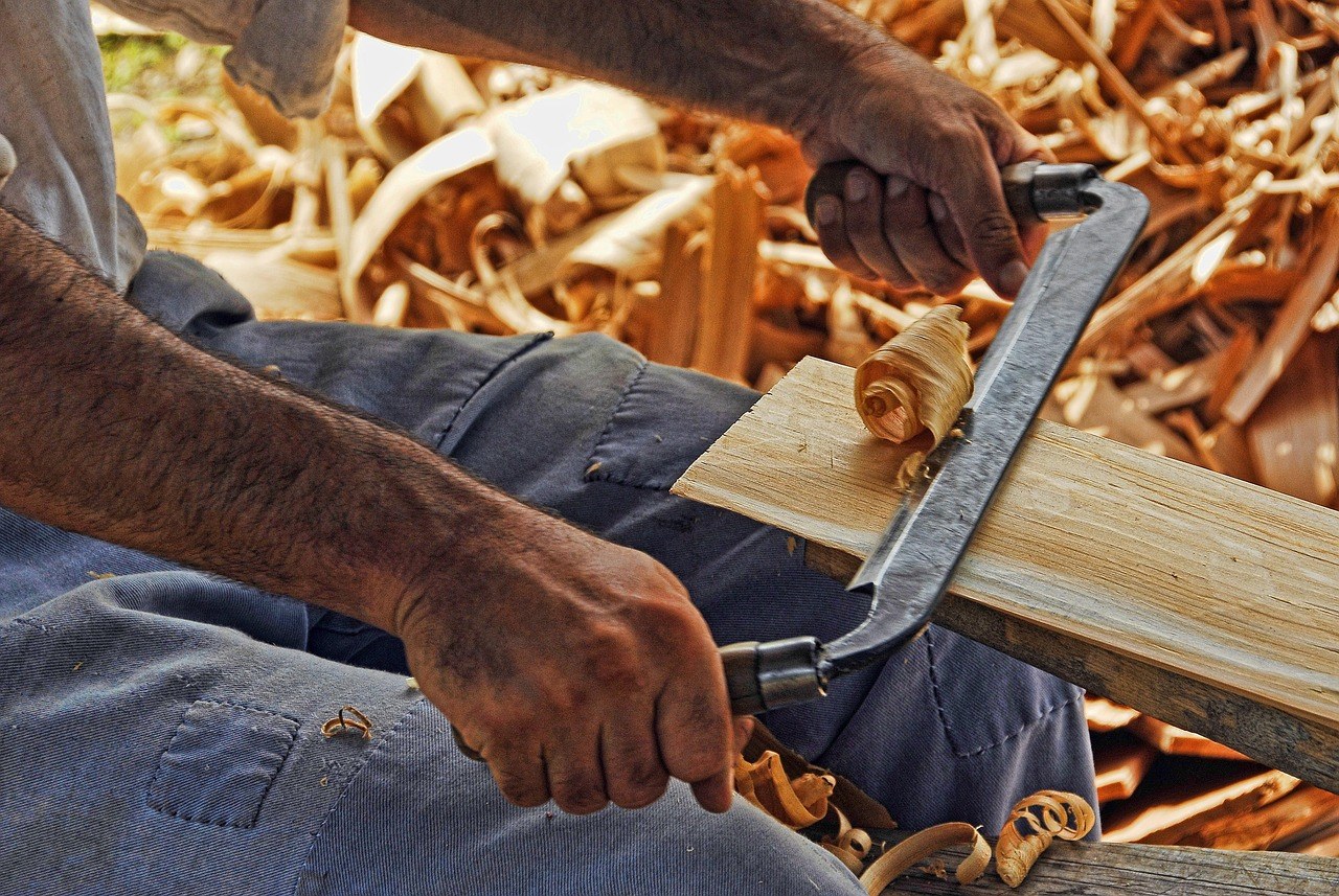 Mains travaillant le bois avec un outil, loisir et savoir-faire artisanal