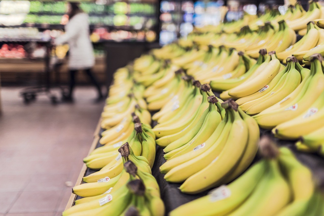 Personne faisant ses courses dans un supermarché