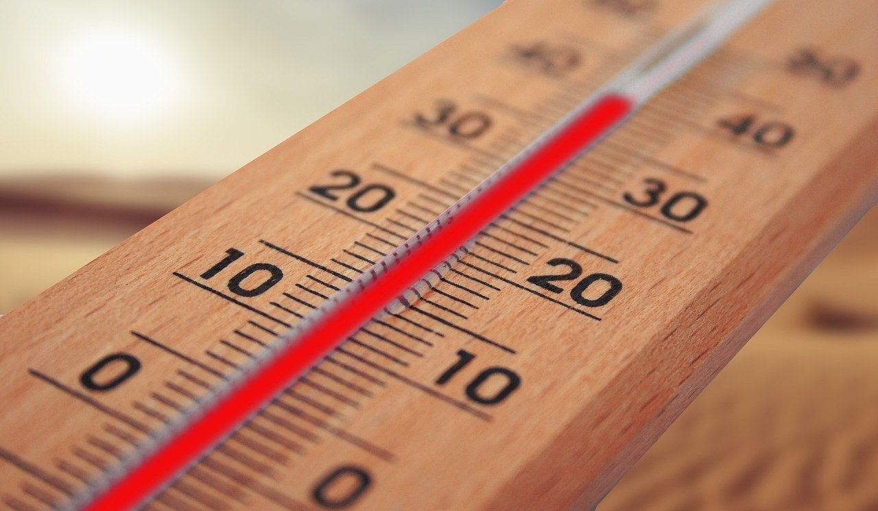 Thermomètre affichant une température élevée sous le soleil