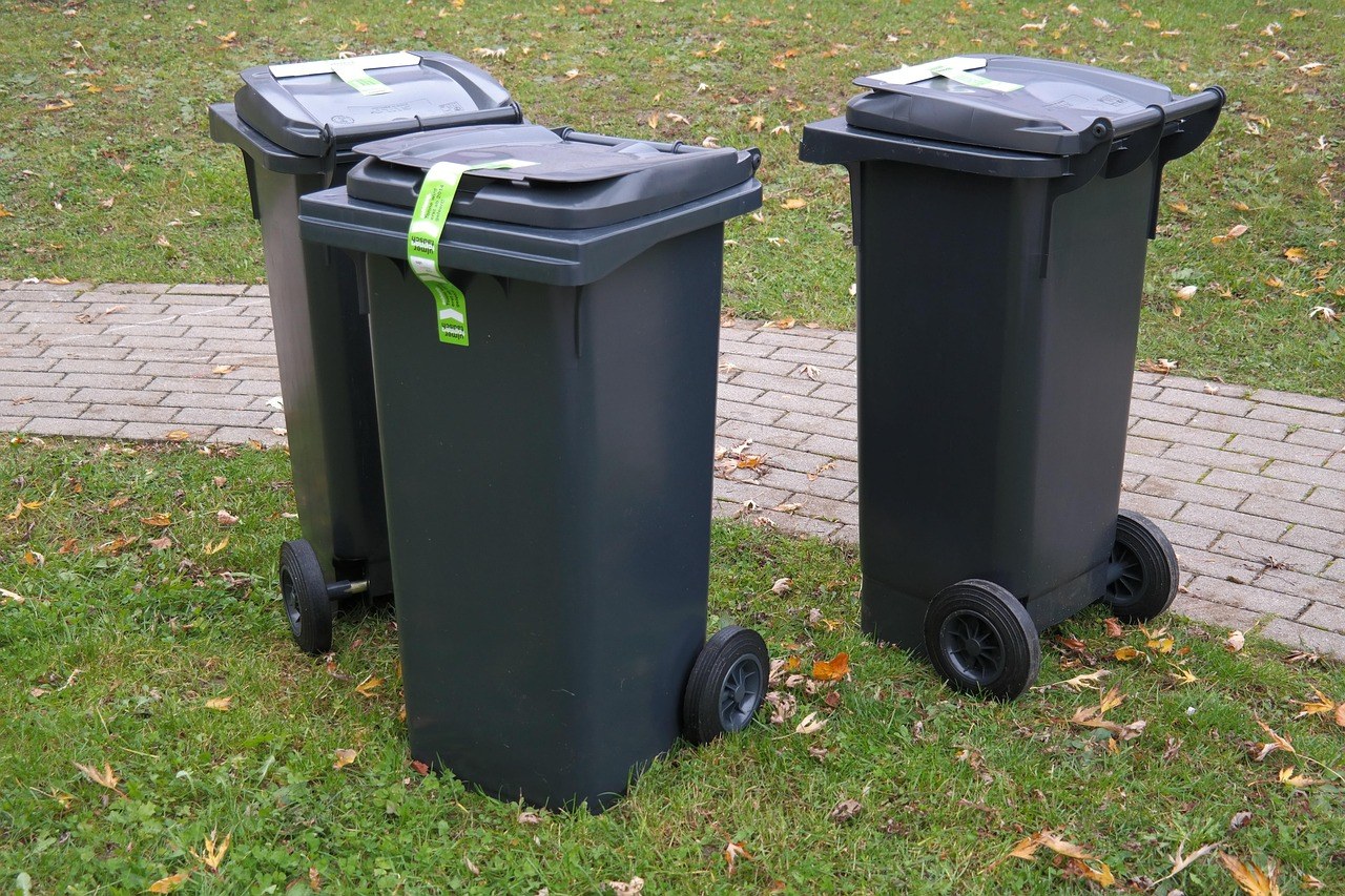 Bacs de compostage noirs sur une pelouse