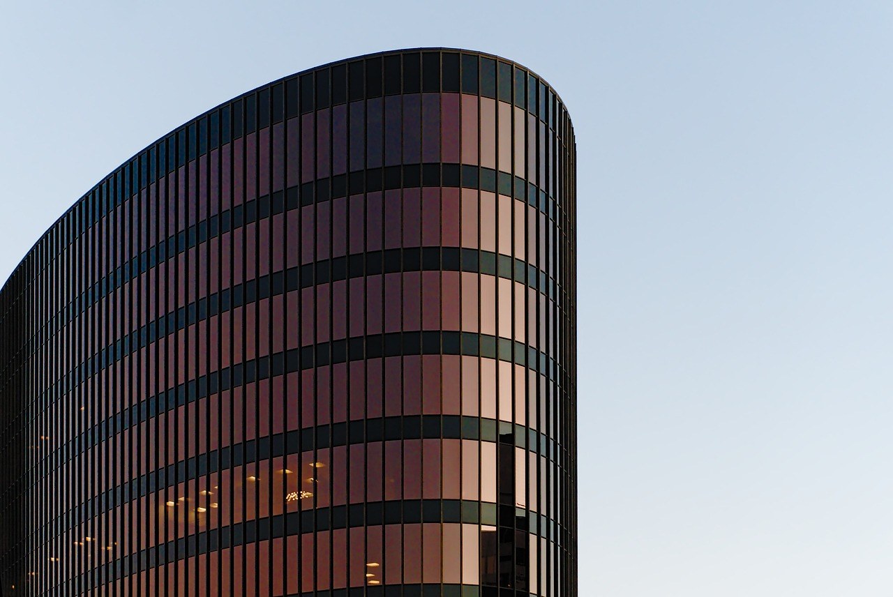 Façade d'un immeuble moderne nécessitant un plan de travaux