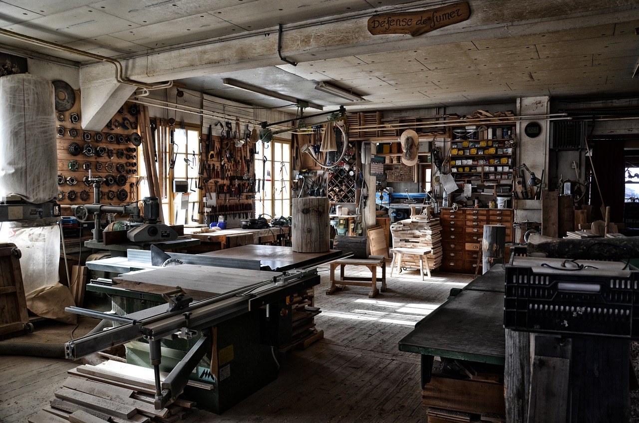 Intérieur d'un atelier de menuiserie avec établis et outils, type magasin de bricolage