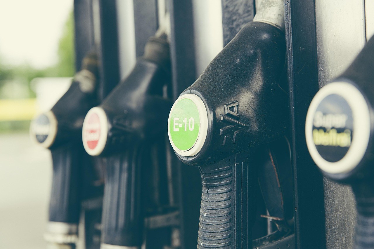 Rangée de pompes à carburant dans une station-service