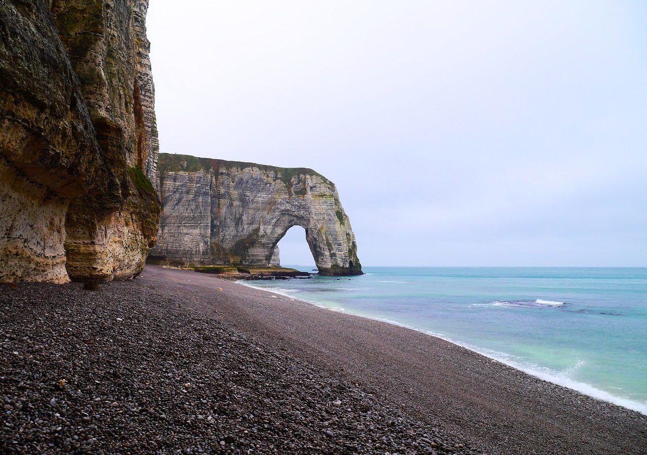 Les célèbres falaises blanches et l'arche naturelle d'Étretat, en Normandie