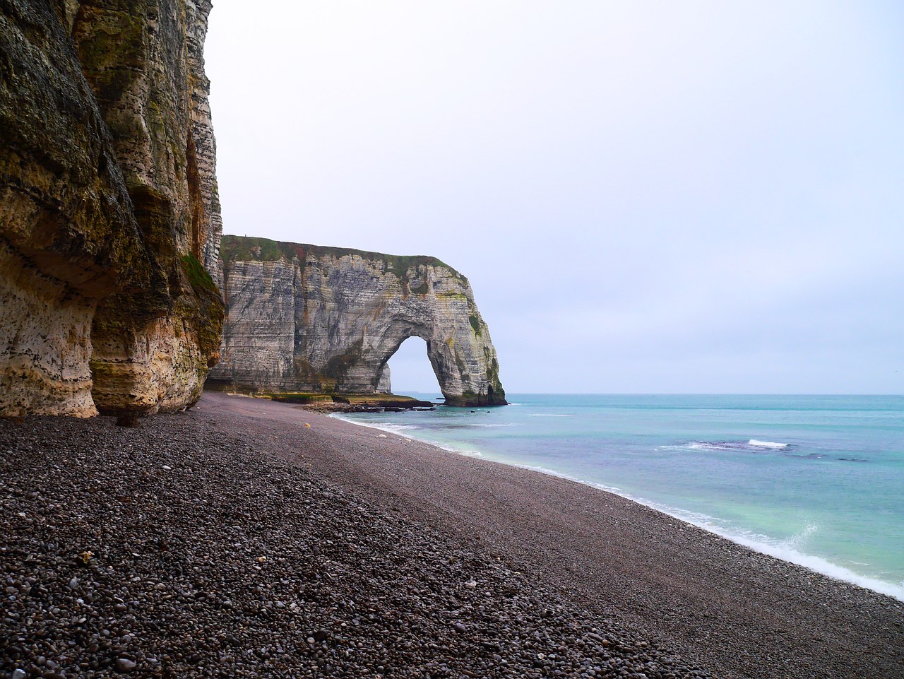 Les célèbres falaises blanches et l'arche naturelle d'Étretat, en Normandie