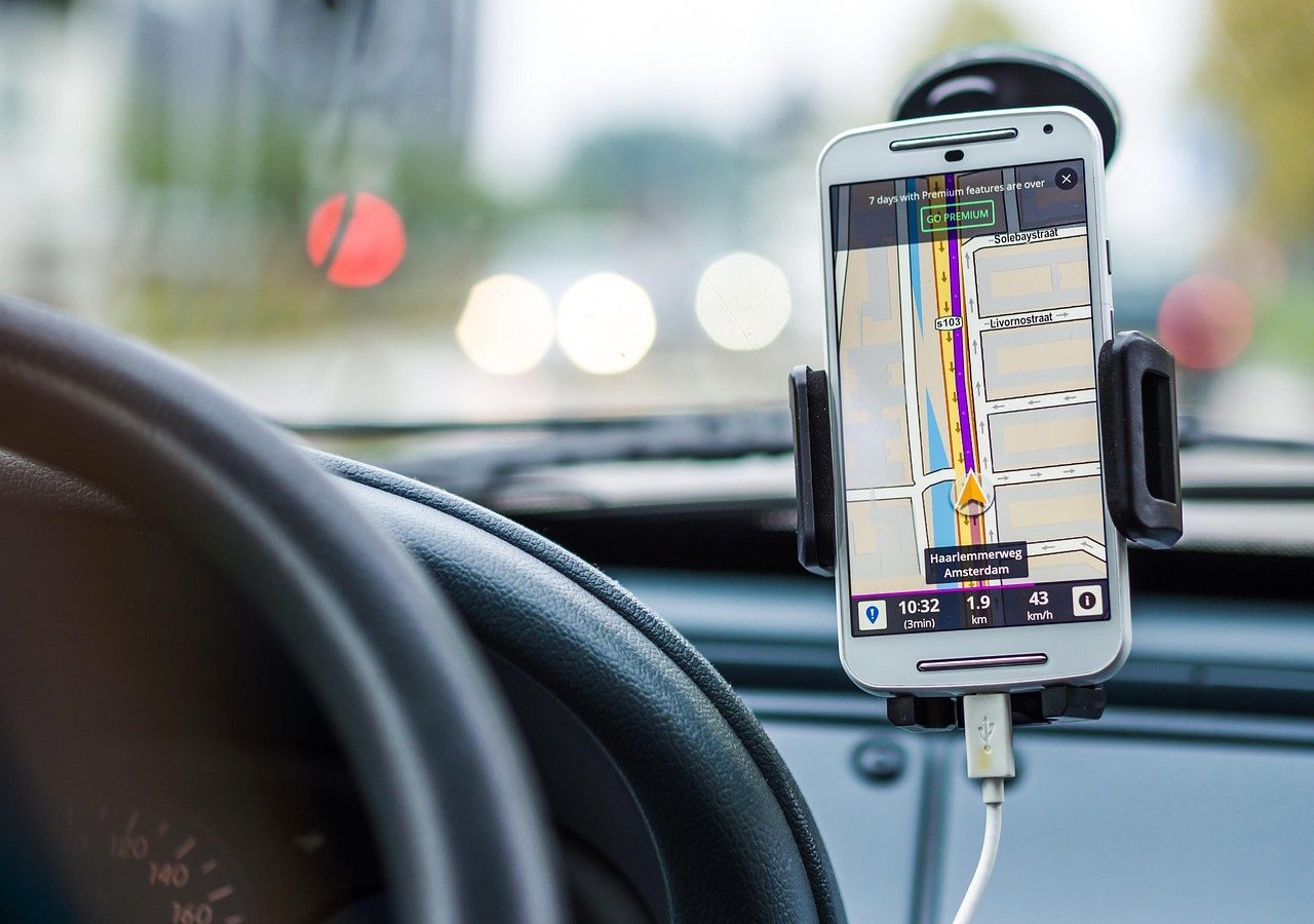 Téléphone avec GPS fixé dans une voiture, application de covoiturage