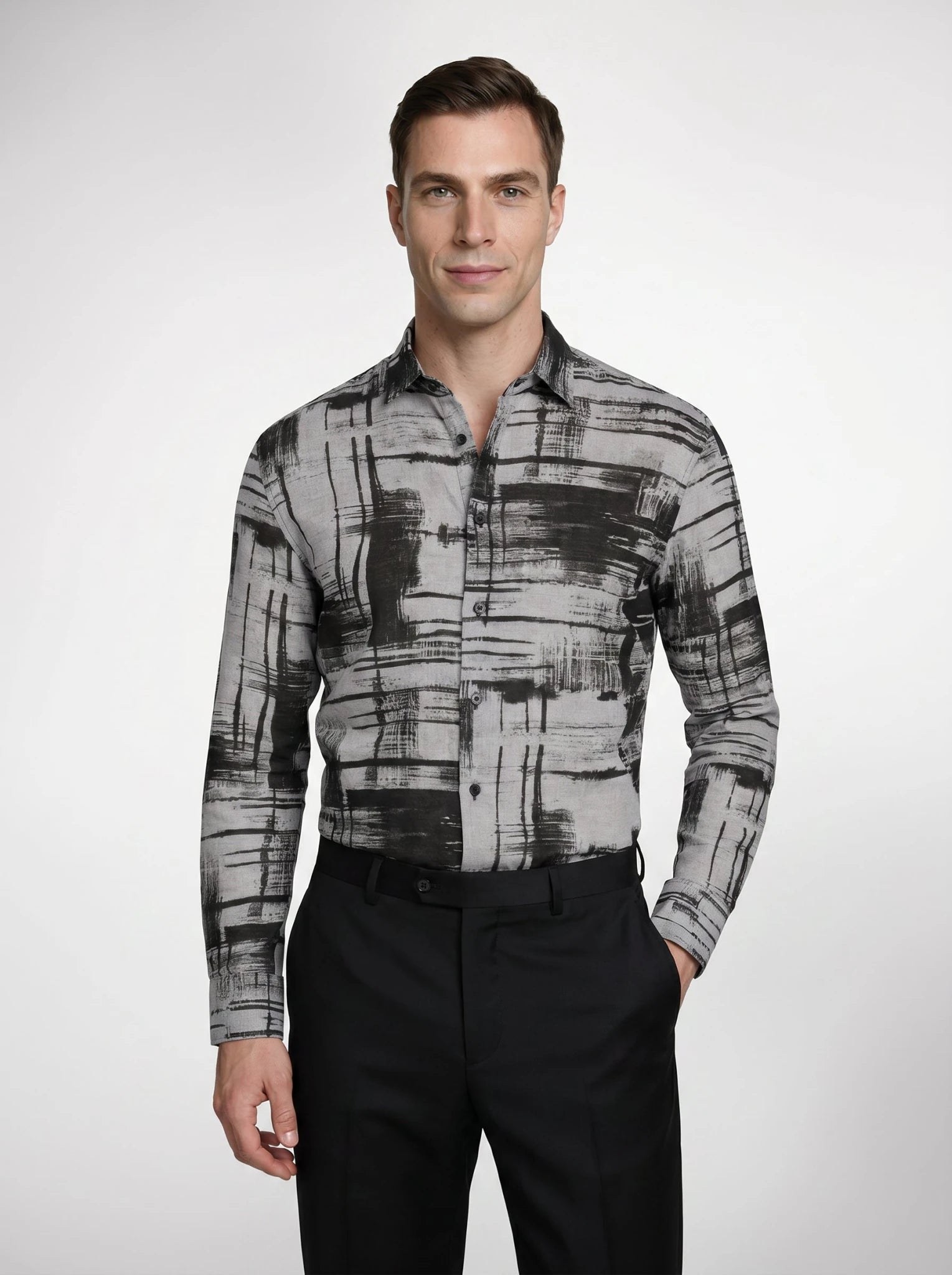 Homme portant une chemise en lin à motif géométrique noir et gris