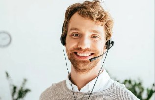 Conseiller du service client au téléphone avec casque micro souriant