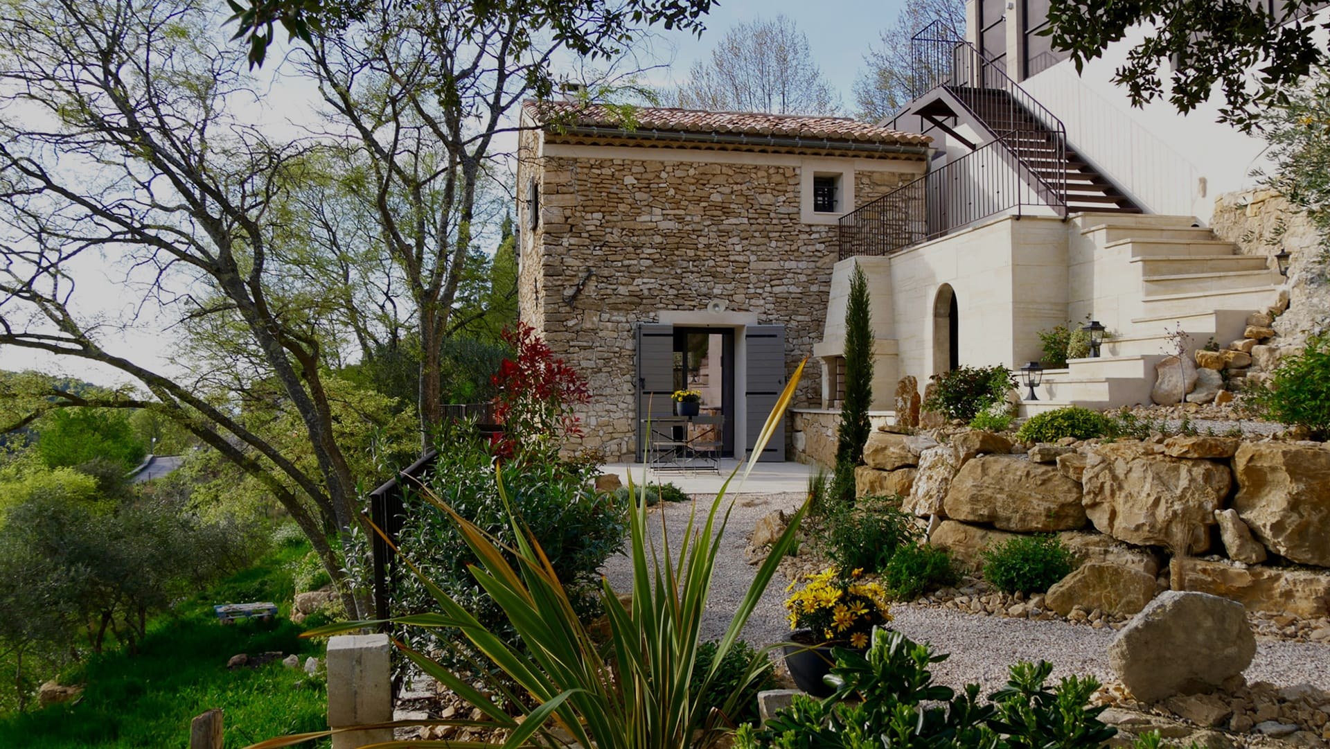 Cabanon en pierre avec terrasse et jardin en restanques au pied des rochers
