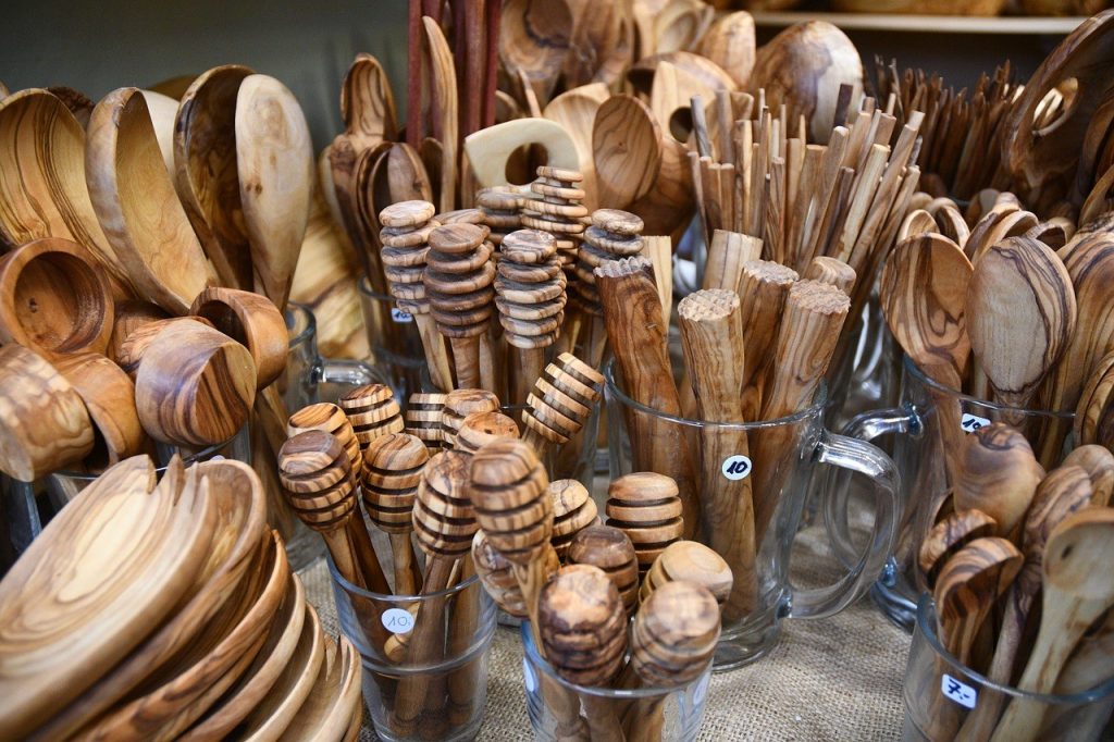 Cuilleres et objets en bois faconnes a la main par un artisan